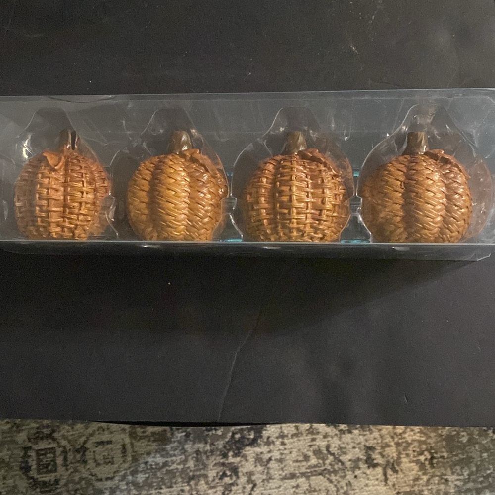 Robert Stanley Signature Collection 4 Resin Weave Pumpkin Place Card Holders NWT